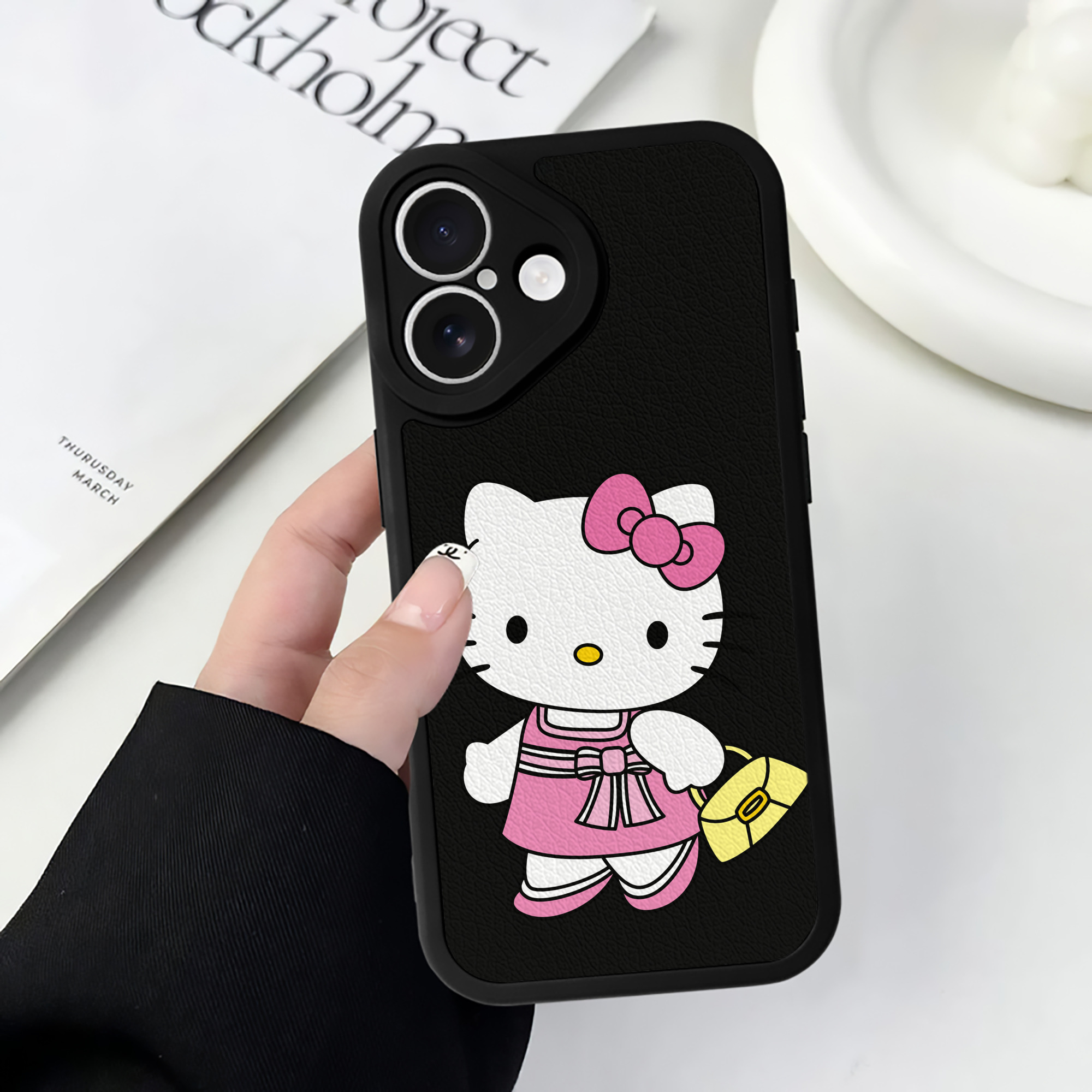（画像用） Hello Kitty ハローキティ 【iPhone 16シリーズ対応】シリコンスマホケース（レザー調） 材質：シリコン